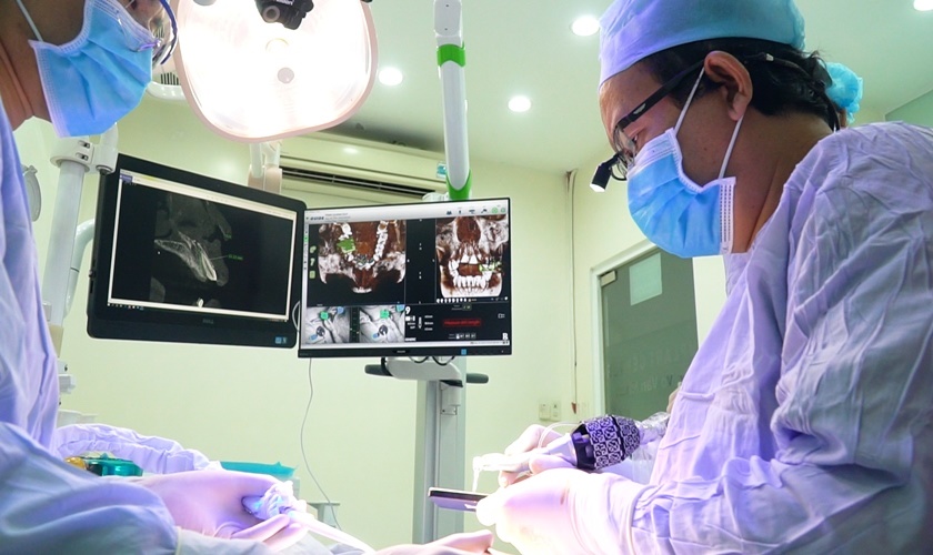 Tìm hiểu độ tuổi thích hợp trồng răng Implant và trồng răng Implant giá bao nhiêu tiền?