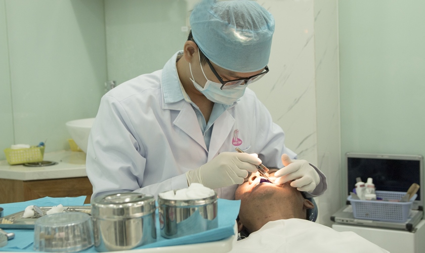 bọc răng sứ có đau không