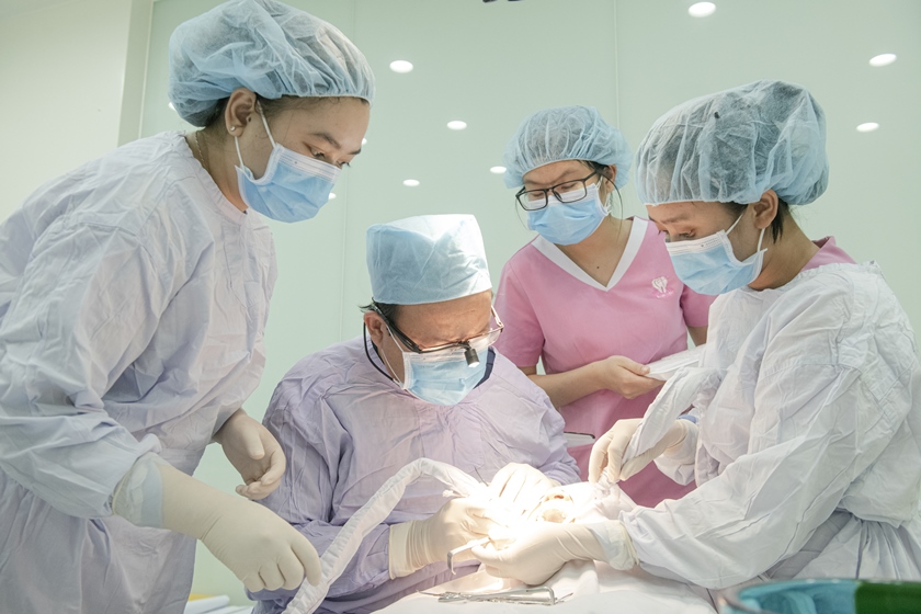 Nhổ răng bao lâu thì trồng implant?